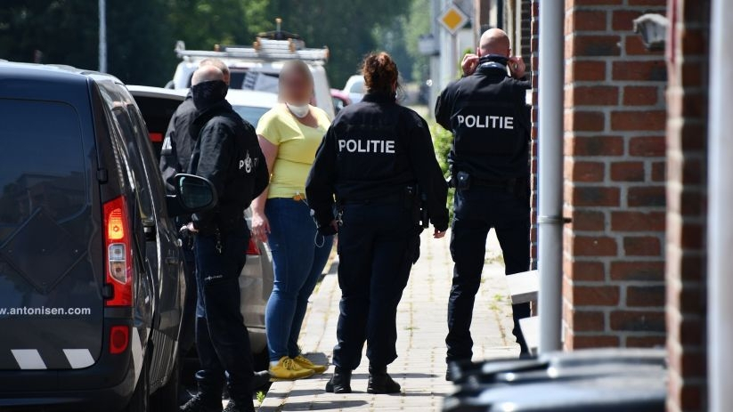 Politiemensen bij een woning aan de Kanaalweg in Sluiskil.