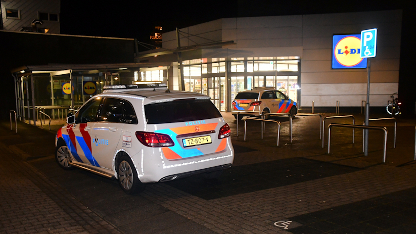 Politie bij de overvallen Lidl-supermarkt.