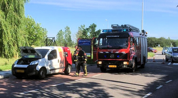 De brandweer bij het voertuig aan de Nieuwlandseweg