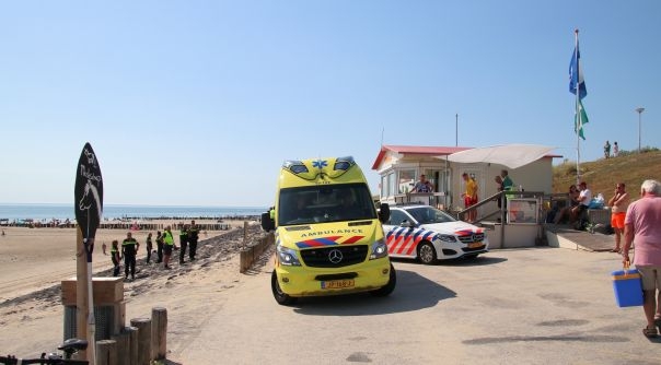 Hulpverleners bij de strandwachtpost in Zoutelande gisterenmiddag.