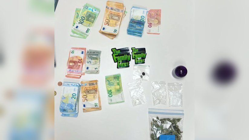 Er werd geld en drugs aangetroffen in de auto.