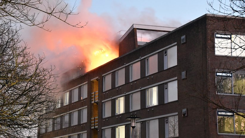 De brand woedde gisteren op de bovenste verdieping van het AZC.
