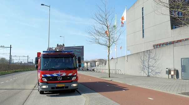 De brandweer bij het Stadskantoor in Middelburg.