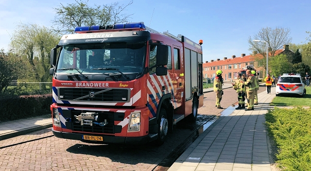 De brandweer aan de Vijverlaan in Breskens donderdagmiddag.