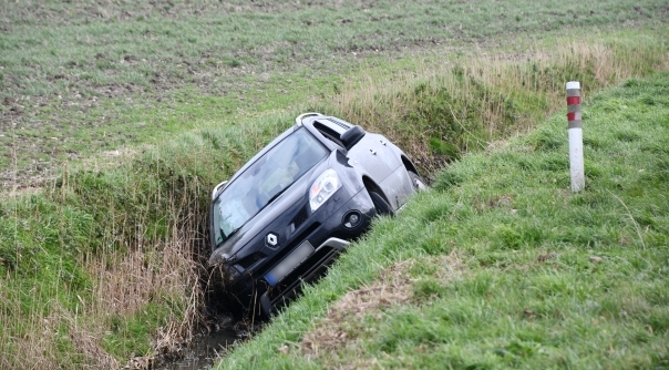 De beschadigde auto is weggesleept door een bergingsbedrijf.