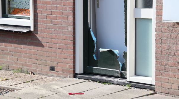 De politie viel vanochtend een woning in Kruiningen binnen.