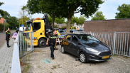 Auto op z'n kant in Oostburg, bestuurder ongedeerd