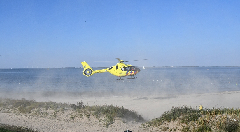 De traumahelikopter op het strand bij Yerseke.