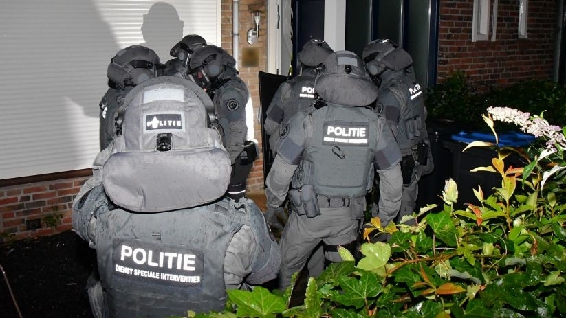 De politie bij één van de invallen tijdens Operatie Portunus