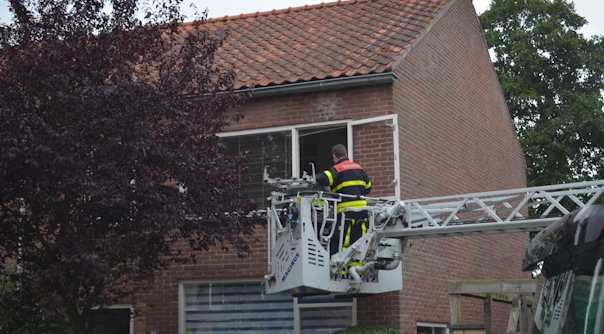 De brandweer heeft de patiënt met een ladderwagen uit de woning gehaald.