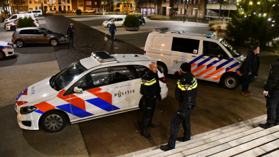 Relschoppers vernielen stadhuis Vlissingen