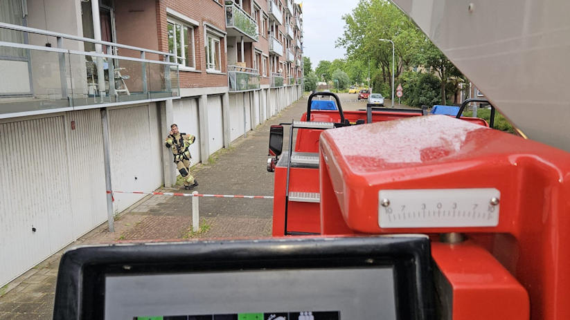De ladderwagen van Middelburg werd ingezet voor het demonteren van een zonnescherm.