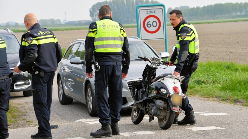 Lantaarnpaal sneuvelt bij frontale botsing op kruispunt Lelystad, bestuurder naar het ziekenhuis.