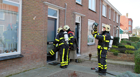 Om de woning binnen te komen heeft de brandweer de deur geforceerd.