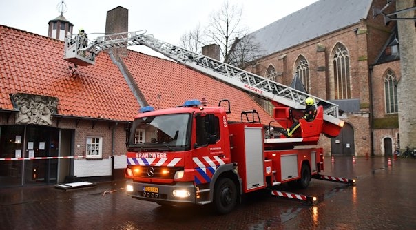 De brandweer in actie in het centrum van Middelburg.