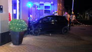 Auto ramt gevel van winkel in Zaamslag