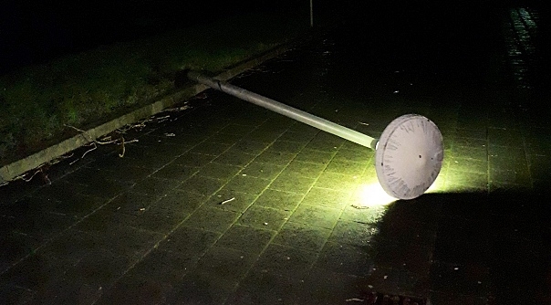 Op het skatepark in Oostburg is afgelopen nacht een lantaarnpaal vernield.