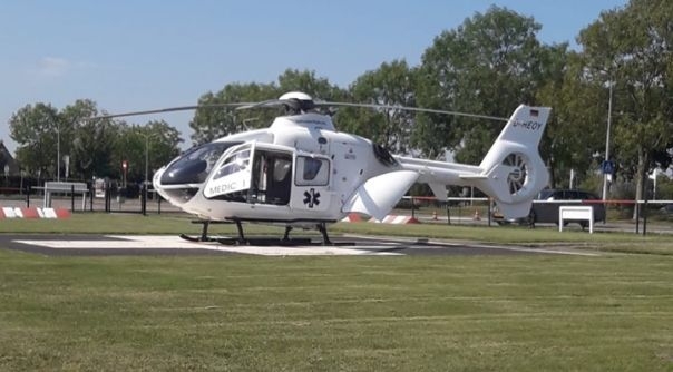 De helikopter landde op de speciale landingsplaats van het ziekenhuis.