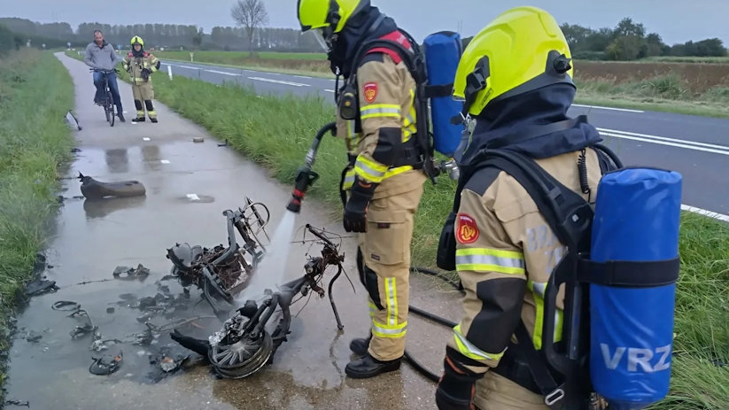 De brandweer heeft de scooter geblust.