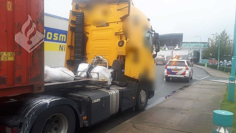 De politie zette de vrachtwagen aan de kant bij het tolplein in Borssele.