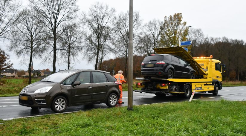 Autos getakeld na aanrijding N290 Kapellebrug.