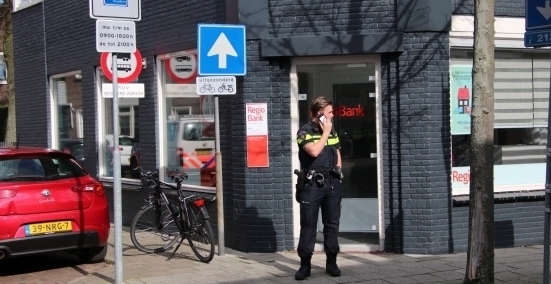 De politie voor de Regiobank na de overval in maart.