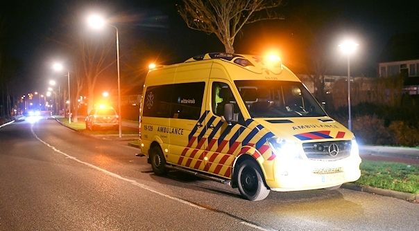 Een ambulance op de Lekstraat in Oost-Souburg.