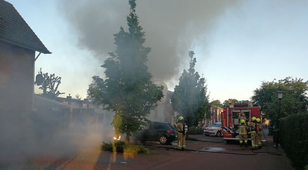 De auto brandde grotendeels uit en is afgesleept.