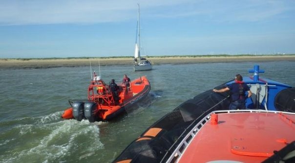 De KNRM-reddingboot Zeemanshoop en de Multraship Rescue 2 gingen ter plekke.