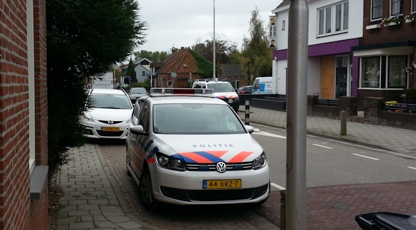 De politie ter plaatse bij de kwekerij aan de Rapenburg in Vogelwaarde.