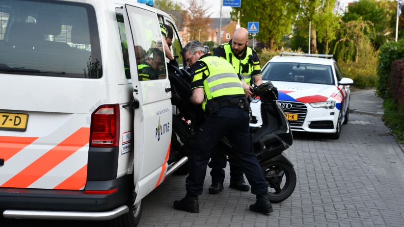 De scooter is door de politie meegenomen voor onderzoek.