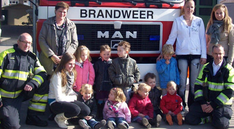 De brandweerlieden samen met de kinderen van de opvang.