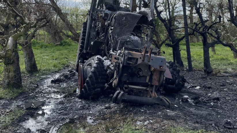 Ondanks de snelle inzet brandde de tractor uit.