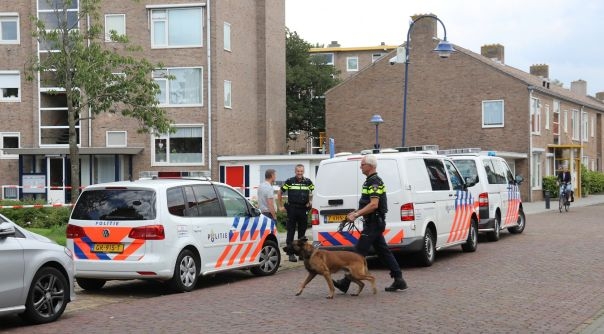 Politie-eenheden na de steekpartij in de Vlissingse Bloemenbuurt.