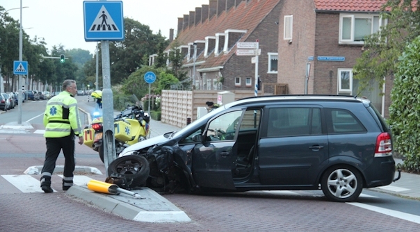 Door het ongeluk raakte de auto van de vrouw zwaarbeschadigd.