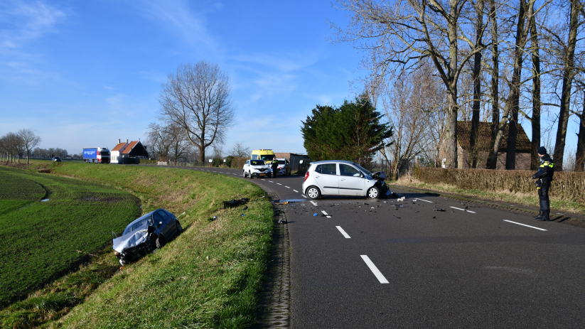 Twee gewonden bij frontale botsing in Waterlandkerkje.