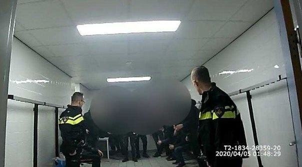 In de kleedkamer hielden elf jongens een 'coronafeestje', zo zegt de politie.