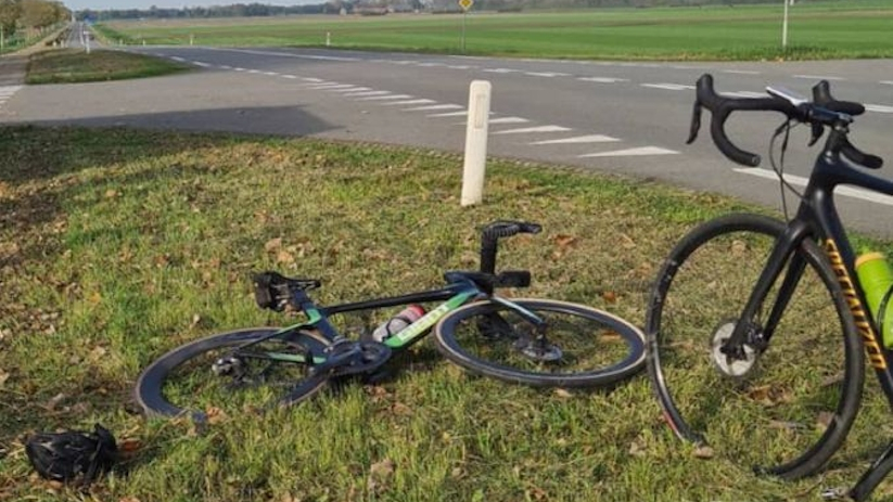 Eén van de wielrenners is naar het ziekenhuis in Bergen op Zoom gebracht.