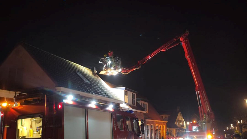 De brandweer moest in de woning sloopwerkzaamheden uitvoeren om de brand onder controle te brengen.