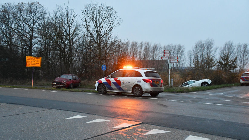 Auto in sloot bij botsing Prelaatweg Aagtekerke.