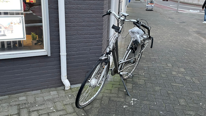 Zowel de fiets als de auto raakten beschadigd.