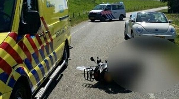 De scooterrijder is naar het ziekenhuis in Dirksland gebracht.