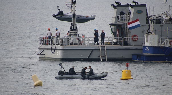 Duikers van de marine haalden de slachtoffers boven water.