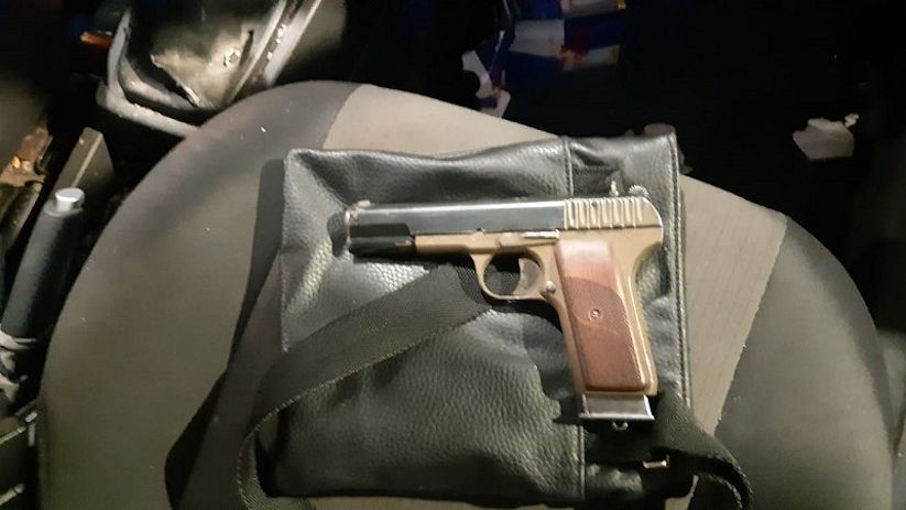 In de auto vond de politie een pistool met patronen.