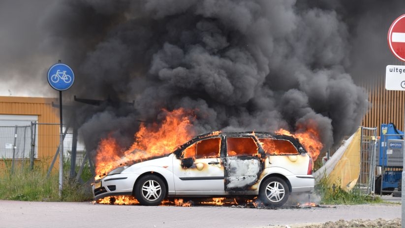 De auto stond al snel grotendeels in brand.