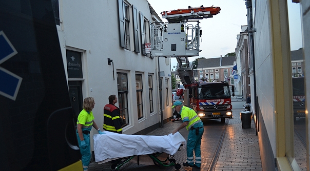 De ladderwagen van brandweer Goes kwam ter plaatse om de patiënt naar beneden te takelen.