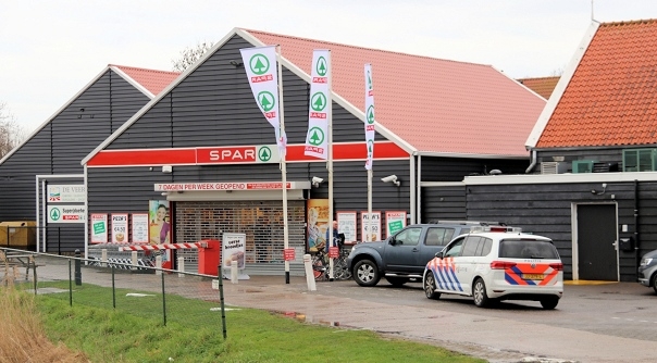 De supermarkt aan de Veerweg was rond 16.30 uur het doelwit van een overval.