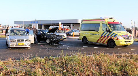Twee personenauto's raakten beschadigd bij het ongeval.