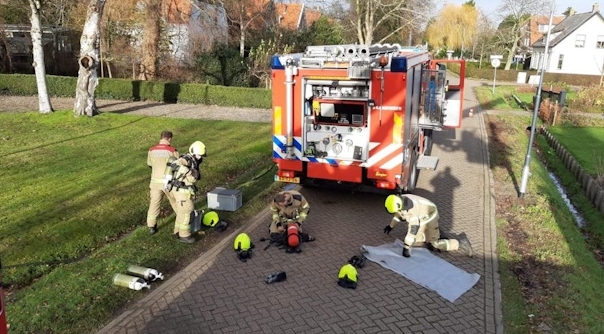 De brandweer aan de Hogezoom in Burgh-Haamstede.