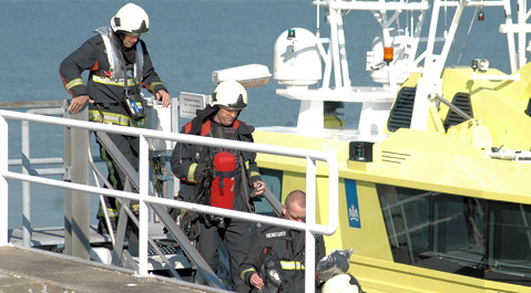 De reddingboot heeft brandweerpersoneel in Vlissingen opgehaald.